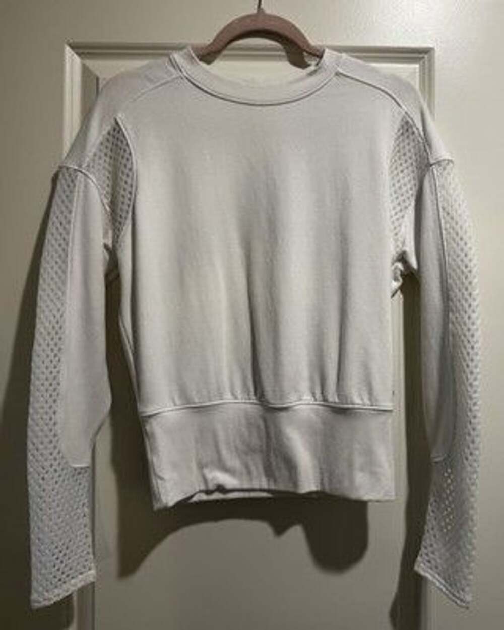 ALO Yoga Formation Mesh Keyhole Open Back Thumbhole White Sweatshirt Size S